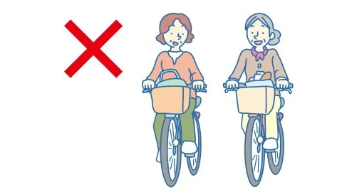 自転車で横に並び、話に夢中になる２人の女性