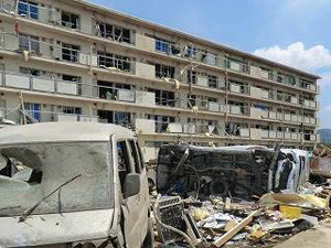 竜巻によって被害を受けた住宅と大破した自動車