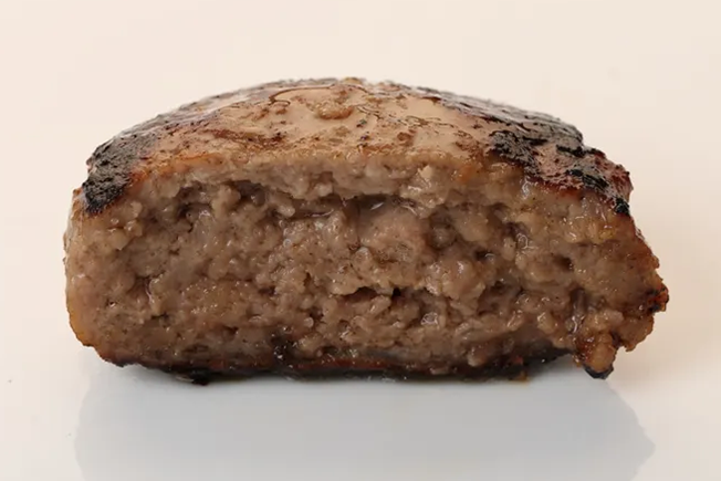 焼いたハンバーグの断面写真。中心部分の肉が茶褐色になり中心部まで火が通っている状態