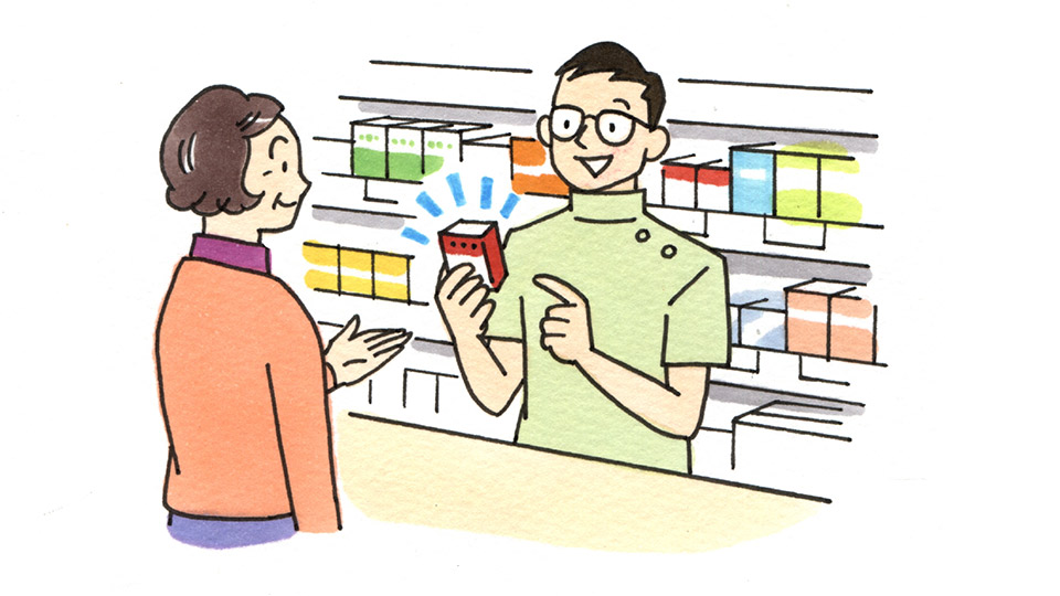 店頭で、薬について説明している薬剤師とその説明を聞いている女性