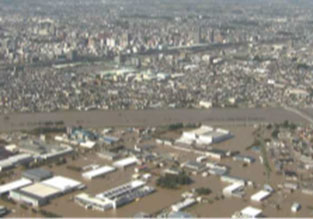阿武隈川の氾濫により、市街地一帯に浸水が広がっている