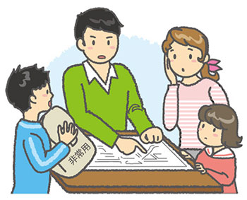 ハザードマップをテーブルの上に広げて話し合っている4人家族