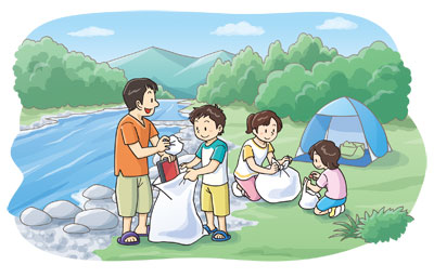 河原でキャンプをした家族が、ごみを袋に入れて持ち帰ろうとしている。