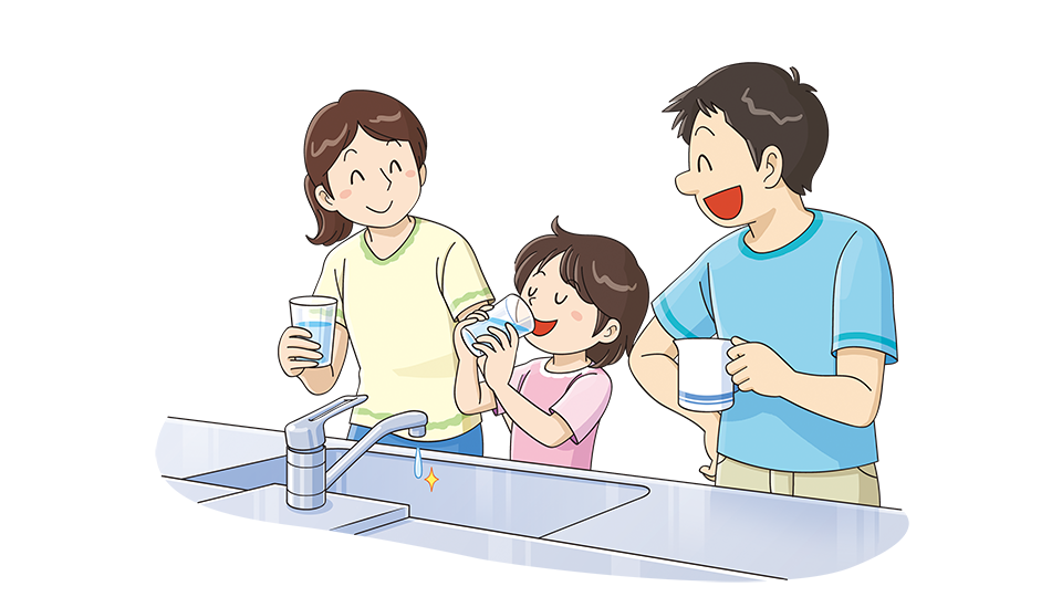 台所の水道の前で、コップに汲んだ水道水を飲む親子