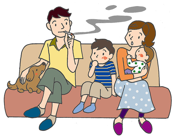 ソファに座り、喫煙する男性と、その隣に座り、煙をよける女性と子供