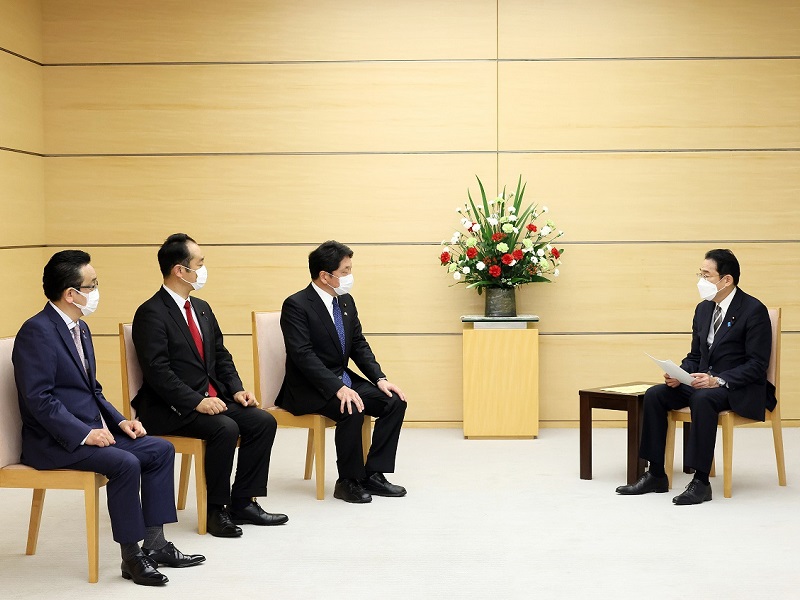 令和4年4月27日 自民党安全保障調査会による提言手交 | 総理の一日 